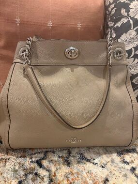 Coach Edie Turnlock Shoulder Bag | Pebbled Leather Taupe Beige
